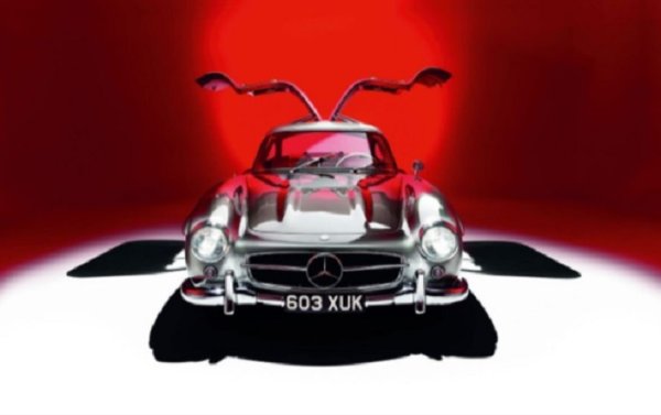 Не са само тези емблематични врати. Арките на калниците, фината  конструкция на решетката, въздухоотводите..И най-вече ниските, дълги пропорции на предния капак правят истински завладяваща красота на този автомобил.
